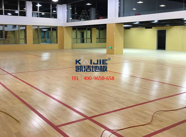 室內(nèi)籃球館專(zhuān)用柞木運(yùn)動(dòng)木地板——?jiǎng)P潔體育木地板