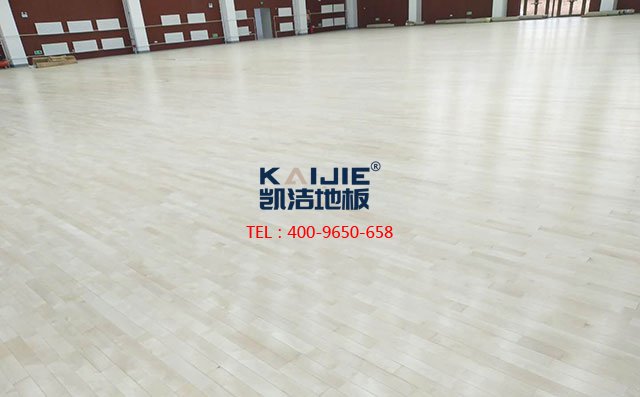 專業籃球館木地板怎么翻新？籃球木地板翻新多少錢——凱潔地板