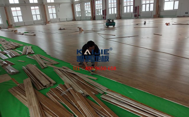專業廠家體育木地板的上層面板安裝過程——凱潔地板